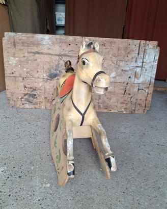 Cavallo a dondolo migliorato antico