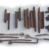 cardini antichi e cerniere metalliche