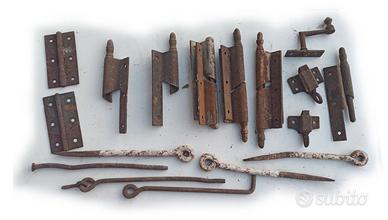cardini antichi e cerniere metalliche