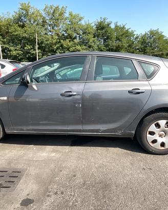 OPEL ASTRA 2010 PER RICAMBI