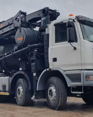 Beton pompa su Autocarro Astra