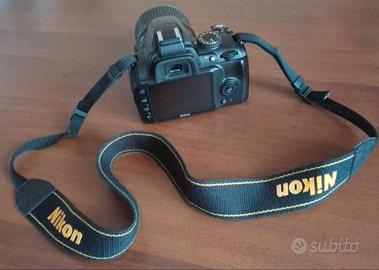 Macchina fotografica digitale Nikon D3000 con zoom