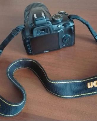 Macchina fotografica digitale Nikon D3000 con zoom