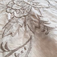 Tovaglia ricamata a mano con tovaglioli