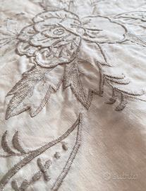 Tovaglia ricamata a mano con tovaglioli