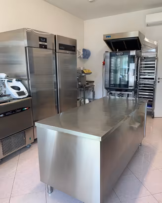 Pasticceria a vista con caffetteria take-away