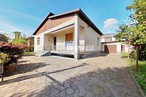 SPLENDIDA VILLA SINGOLA CON AMPIO GIARDINO E TERRE