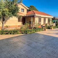 Splendida villa unifam. 3 liv. piscina e giardino