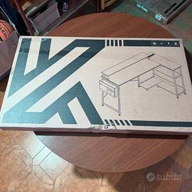 Tavolo Coleshome a forma di L con LED e prese