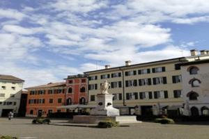 Negozio con canna fumaria e dehor a Cividale