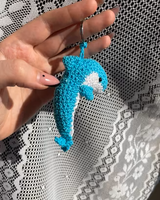 Portachiavi a forma di delfino (uncinetto)
