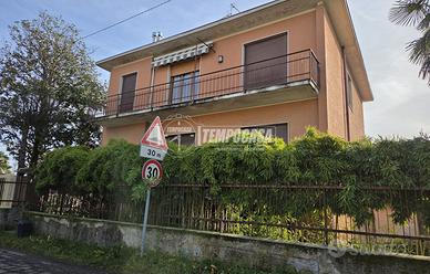 VILLA BIFAMILIARE CON GIARDINO