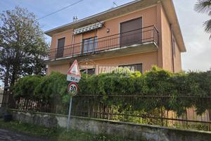 VILLA BIFAMILIARE CON GIARDINO