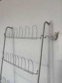 scarpiera dietro porta