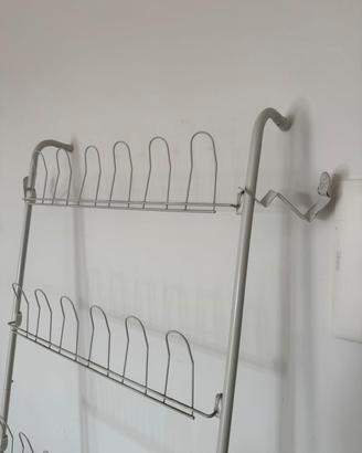 scarpiera dietro porta