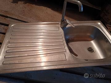Lavandino e rubinetto