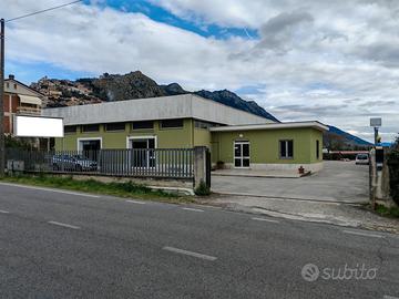 Complesso artigianale con ampio piazzale