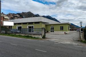 Complesso artigianale con ampio piazzale