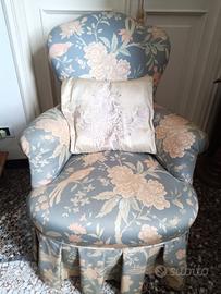 Poltroncina "nonnina da camera" e pouf abbinato