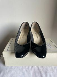 Décolleté vintage in vernice nera