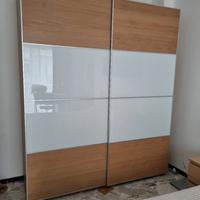 Armadio con ante scorrevoli 