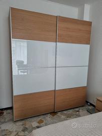 Armadio con ante scorrevoli 