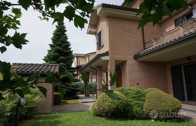 Villa di 304 m² con più di 5 locali e box auto dop