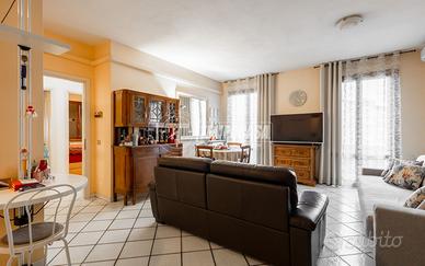 Trilocale al primo piano con terrazzo e garage!