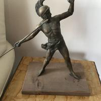Statua in bronzo raffigurante guerriero greco