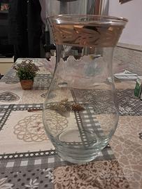 vaso di vetro con bordo dorato