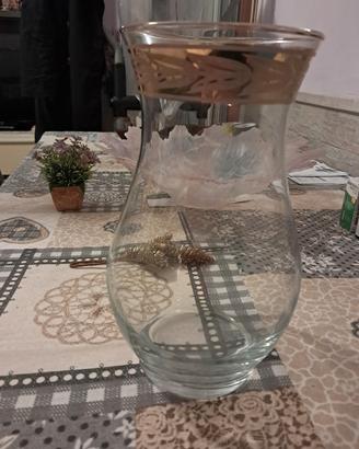 vaso di vetro con bordo dorato