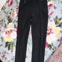 Pantaloni donna neri elasticizzati.