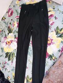 Pantaloni donna neri elasticizzati.