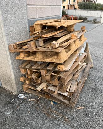 Bancali rotti legna