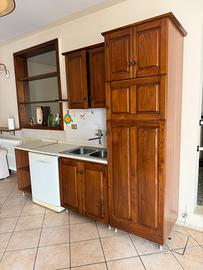 Cucina in legno con elettrodomestici