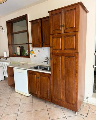 Cucina in legno con elettrodomestici