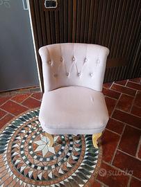 poltroncina in stoffa rosa tenue