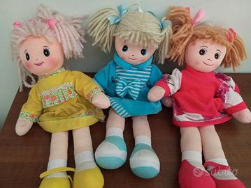 tre bambole di pezza 