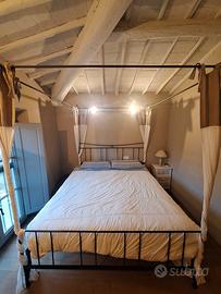 Letto matrimoniale  a baldacchino 