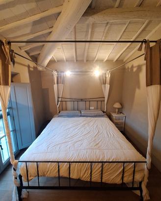 Letto matrimoniale  a baldacchino 