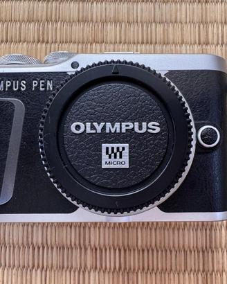Corpo Olympus PEN E-PL9 con scatola e accessori