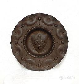 piatto d’epoca in ferro battuto decorato a rilievo
