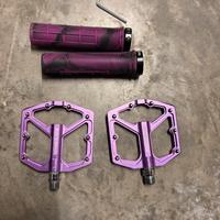 Manopole e pedali viola