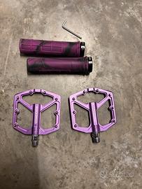 Manopole e pedali viola