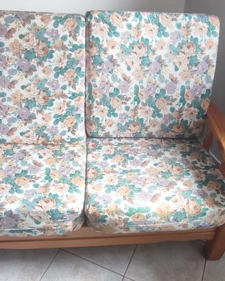Divanetto in legno con cuscini sfoderabili