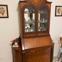 Scrittoio vetrina in legno massello intarsiato