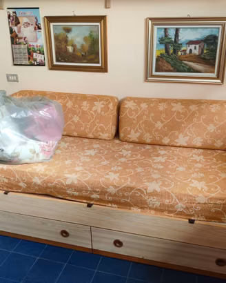 Cameretta a ponte con divano letto e cassetti