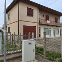 Casa indipendente con magazzini