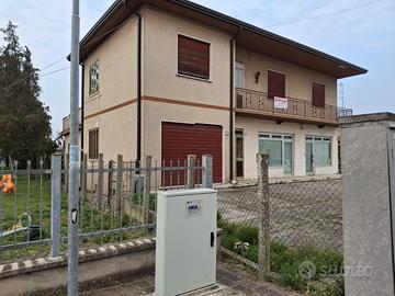 Casa indipendente con magazzini