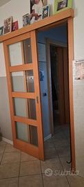 PORTA SCORREVOLE IN LEGNO E VETRO ESTERNO MURO